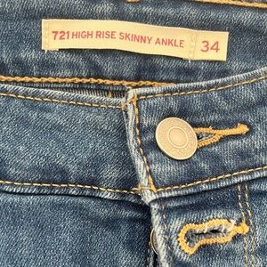 Levi’s 721 high rise ankle jeans, size 34.